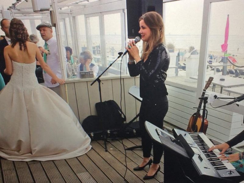 huwelijkszangeres-bruiloft-zangeres-strand-wedding-singer-beach-rockanje-rotterdam-scheveningen-kijkduin-zangeres-hotel-huis-ter-duin-weddingsinger