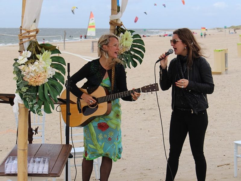 zangeres-beachwedding-strand-bruiloft-babs-huwelijksceremonie-rockanje-scheveningen-noordwijk--